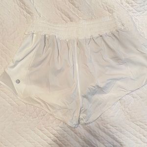 NWOT lulu hotty hot shorts high rise 2.5 in